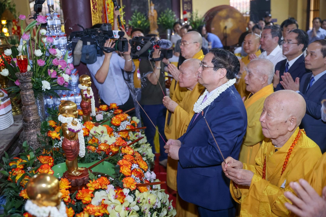 Vietnamese Prime Minister Pham Minh Chinh, along with Buddhist dignitaries and others, offers incense at the Buddha’s Birthday anniversary at Quan Su Pagoda in Hanoi on May 22, 2024. Photo: VGP