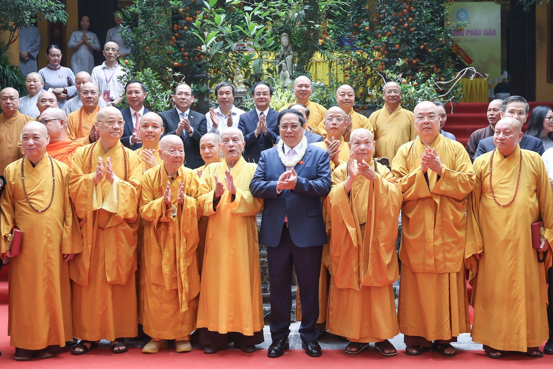 Vietnamese Prime Minister Pham Minh Chinh poses for a photo with Buddhist dignitaries at the Buddha’s Birthday anniversary at Quan Su Pagoda in Hanoi on May 22, 2024. Photo: VGP