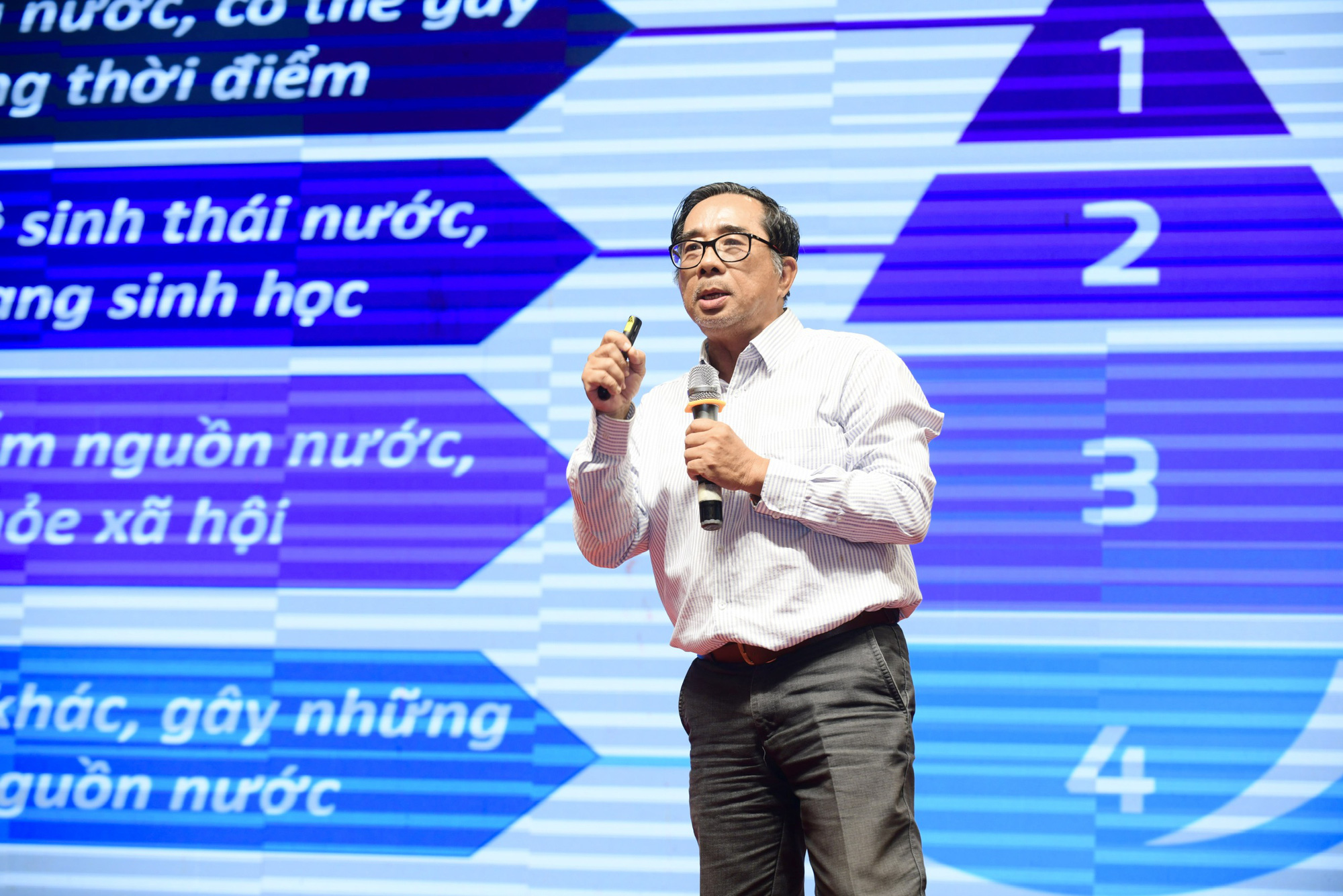 Assoc Prof. Dr. Le Anh Tuan, a senior lecturer in the Faculty of Environment and Natural Resources at Can Tho University, speaks at the ‘Solutions on Water Resources in the Mekong Delta’ conference in Can Tho City, southern Vietnam, April 26, 2024. Photo: Quang Dinh / Tuoi Tre