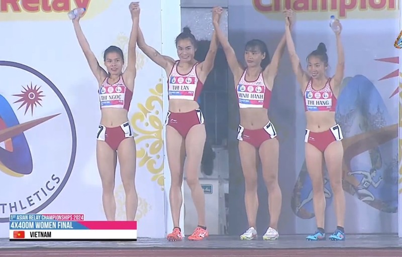 Vietnamese athletes pose with their gold medal of the women’s 4x400m event at the 2024 Asian Relay Championship in Thailand, May 21, 2024. Screenshot