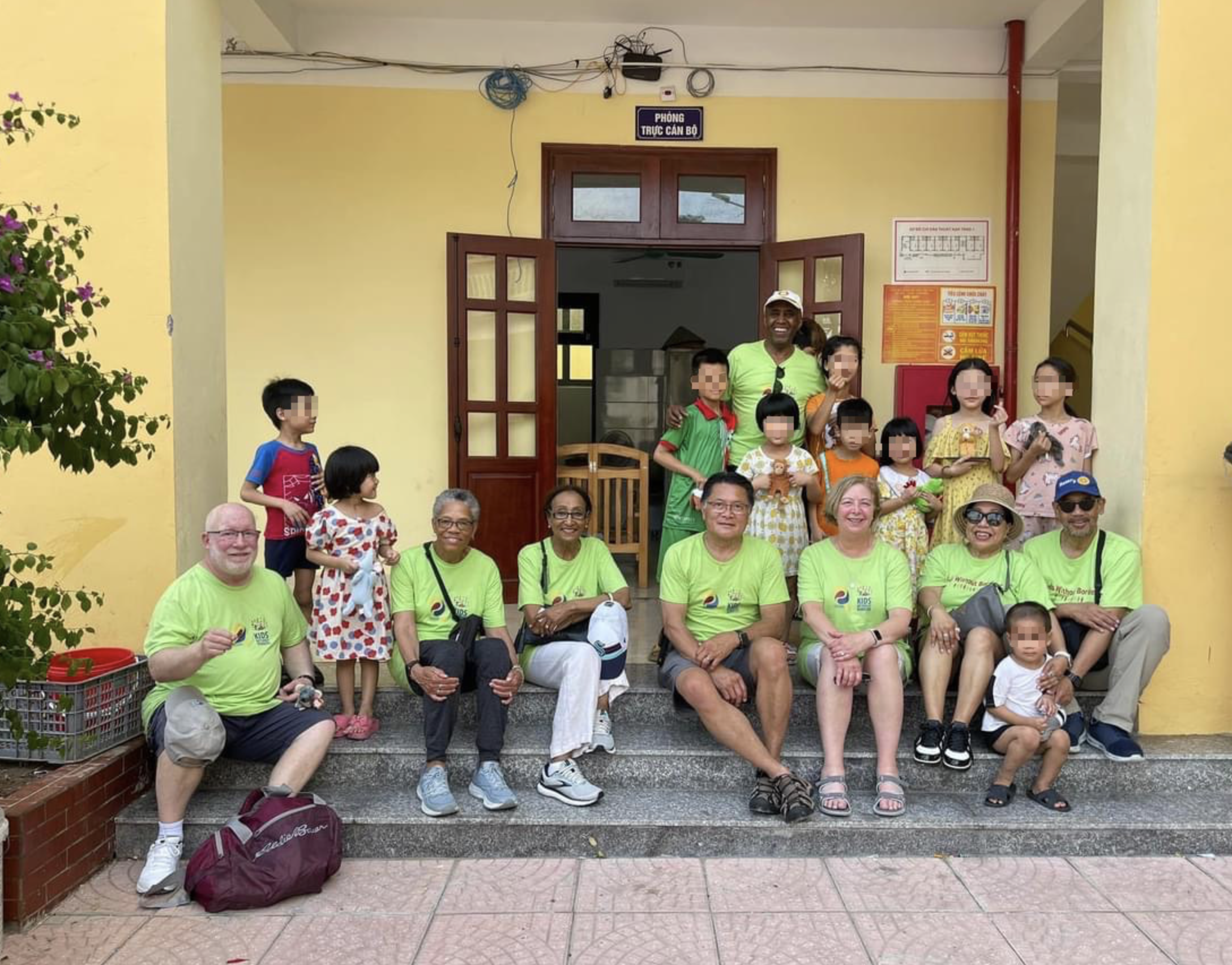 American tears up at orphanage in Ho Chi Minh City