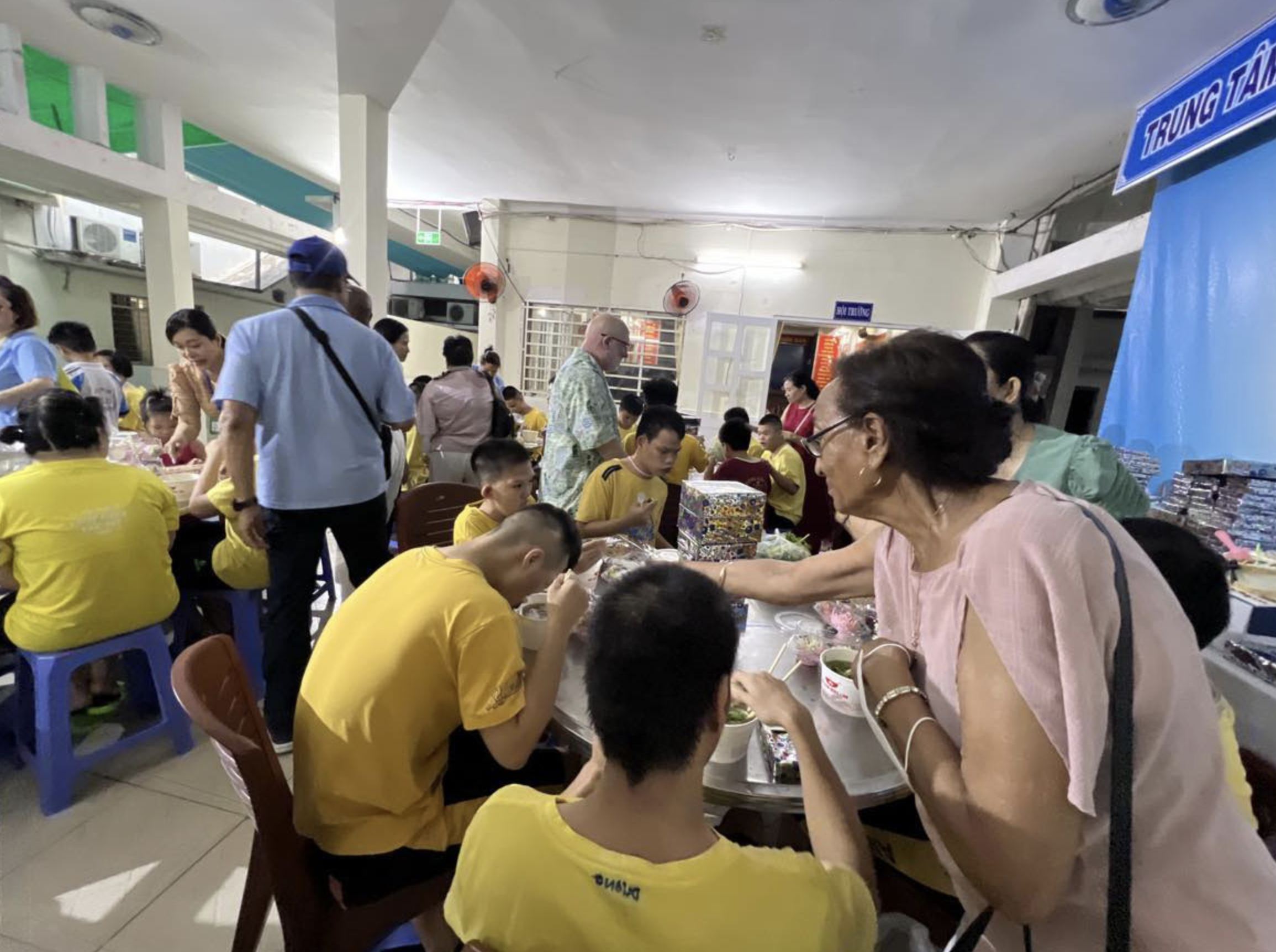 Rotary members provide meals for an orphanage in Go Vap District, Ho Chi Minh City. Photo: Minh Huynh / Tuoi Tre