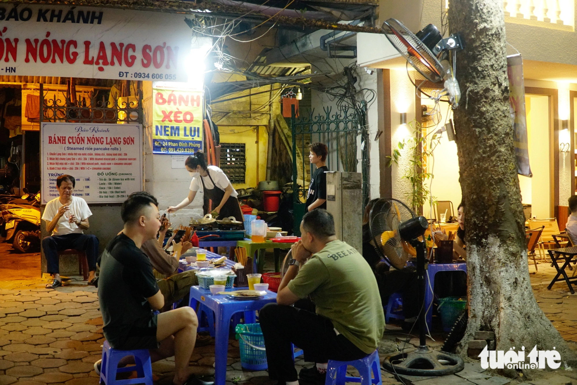 Le Duyen’s eatery on Phan Dinh Phung Street in Hanoi. Photo: Nguyen Hien / Tuoi Tre