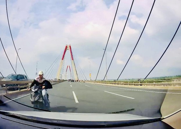 Man faces prosecution for riding motorbike in wrong direction on Hanoi bridge, hitting car