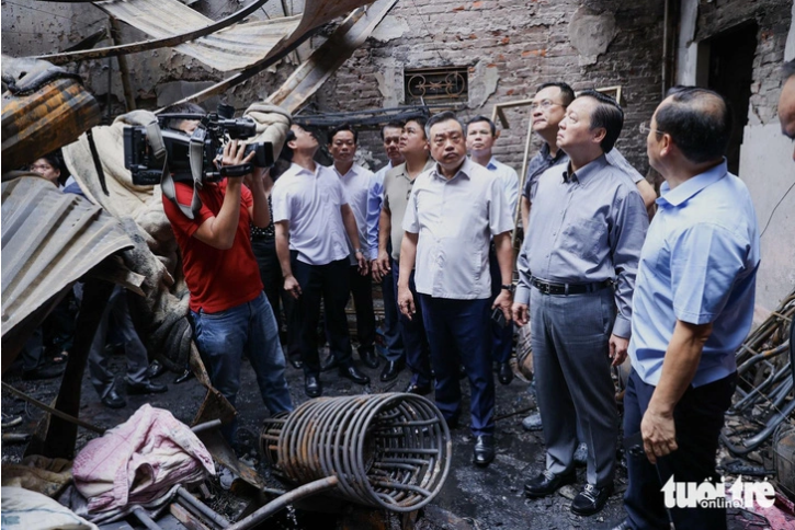 Deputy Prime Minister Tran Hong Ha (R, 2nd) and many other officials at the scene of the fire. Photo: Vietnam Government Portal