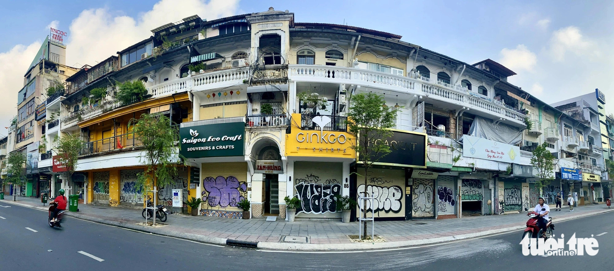 Dozens of houses, shops, and walls along Le Loi Boulevard in District 1, Ho Chi Minh City are smeared with graffiti, May 18, 2024. Photo: Tien Quoc / Tuoi Tre
