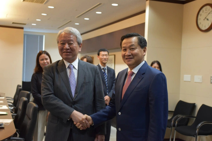 Vietnamese Deputy Prime Minister Le Minh Khai (R) shakes hands with President of the Japan International Cooperation Agency (JICA) Tanaka Akihiko at their talk in Tokyo on May 24, 2024. Photo: Ministry of Foreign Affairs