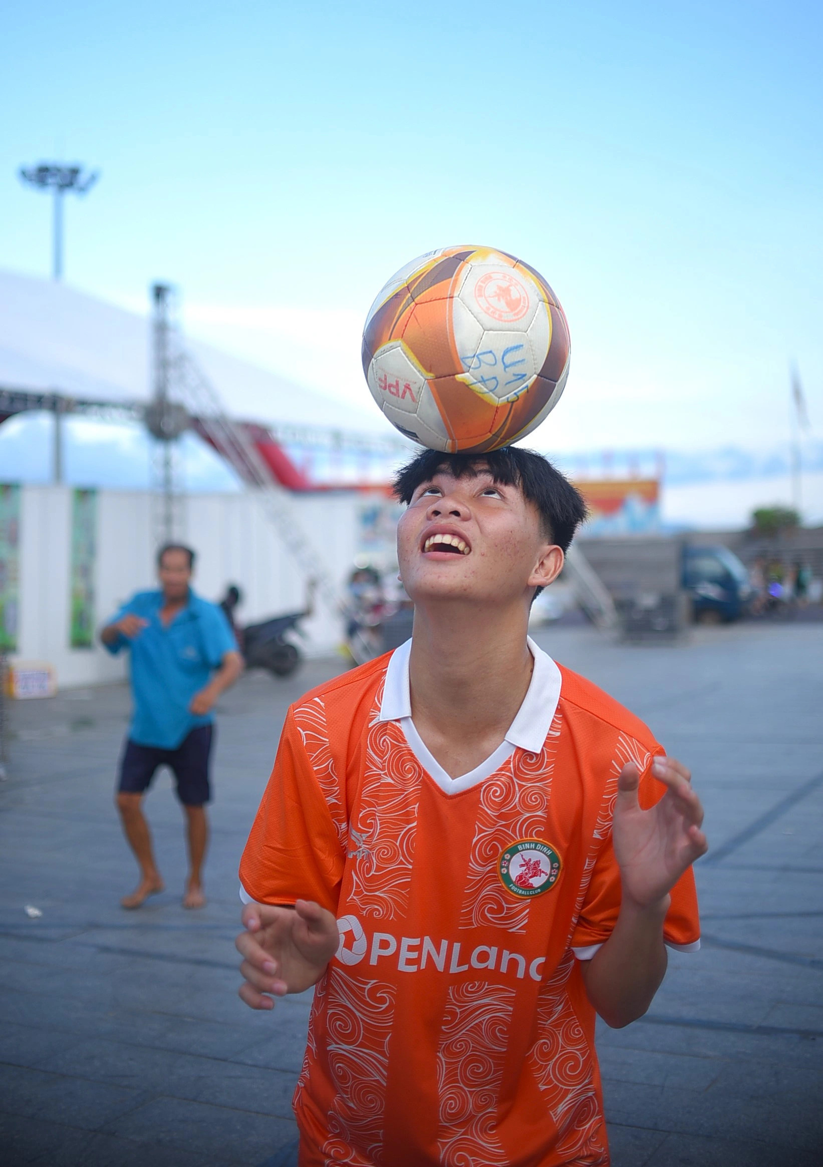 Teqball requires players to have good ball control skills. Photo: Lam Thien / Tuoi Tre