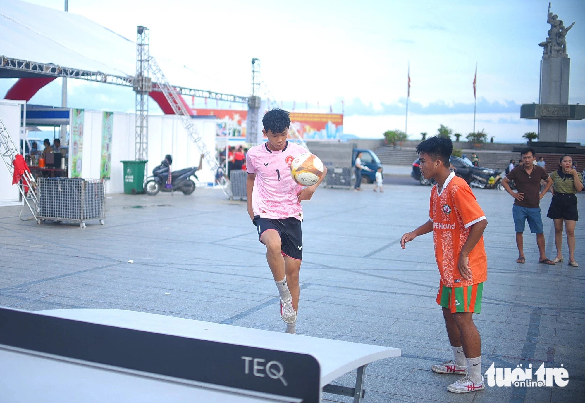 Two teqball players perform coordination skills. Photo: Lam Thien / Tuoi Tre