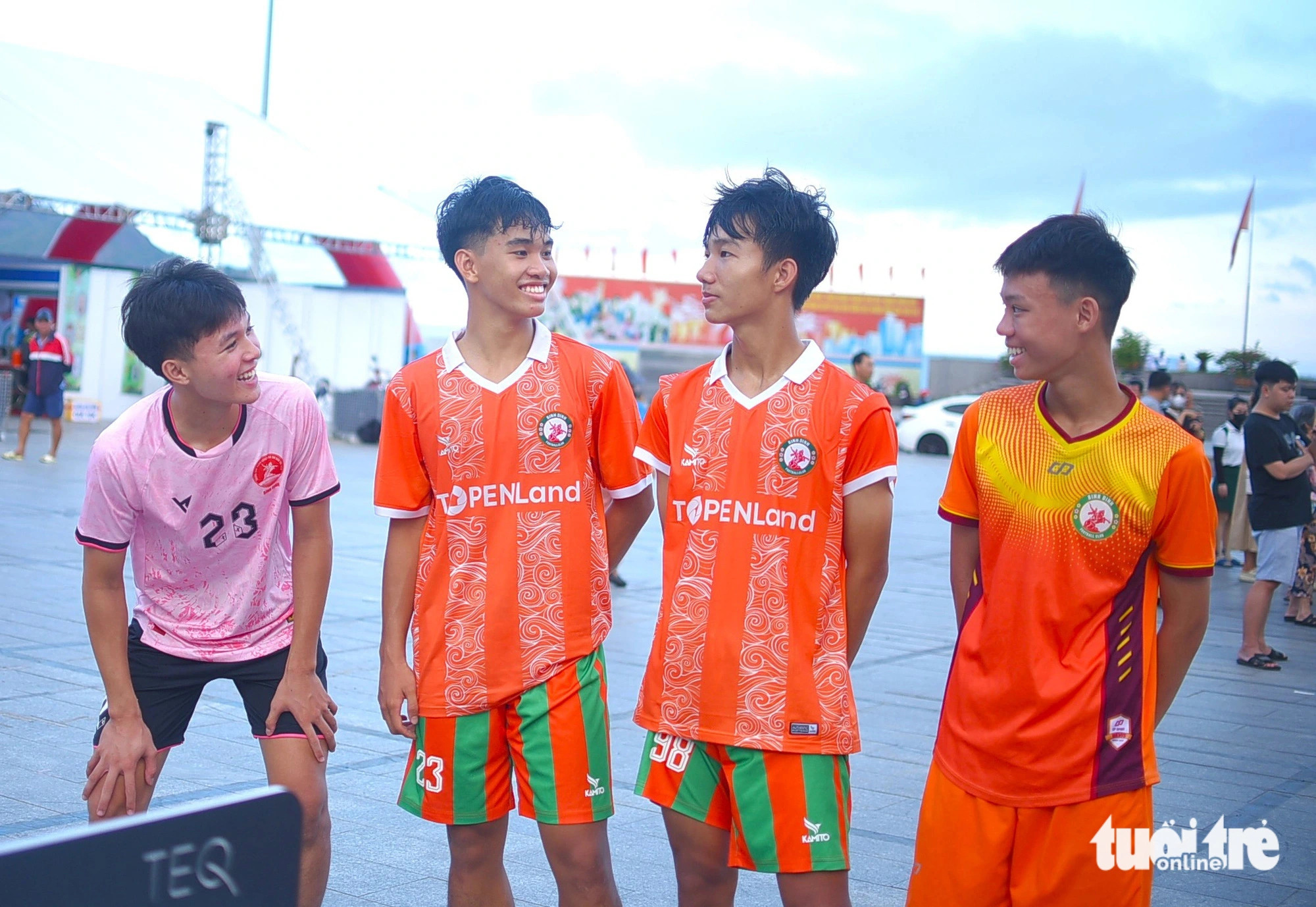 Teqball players smile at each other. Photo: Lam Thien / Tuoi Tre