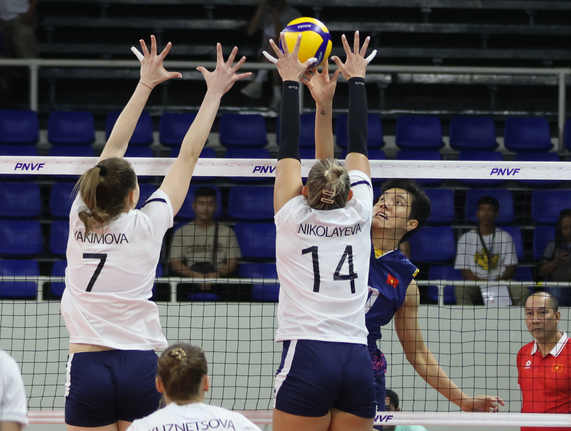 Outside hitter Nguyen Thi Bich Tuyen (blue jersey) contributes 30 points to Vietnam's 3-1 victory over Kazakhstan in their Pool B encounter at the 2024 AVC Challenge Cup for Women in the Philippines, May 24, 2024. Photo: Asian Volleyball Confederation