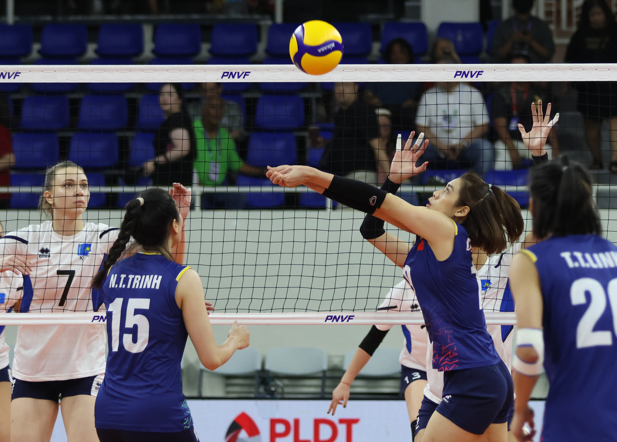 Vietnam (blue jersey) and Kazakhstan in their Pool B encounter at the 2024 AVC Challenge Cup for Women in the Philippines, May 24, 2024. Photo: Asian Volleyball Confederation