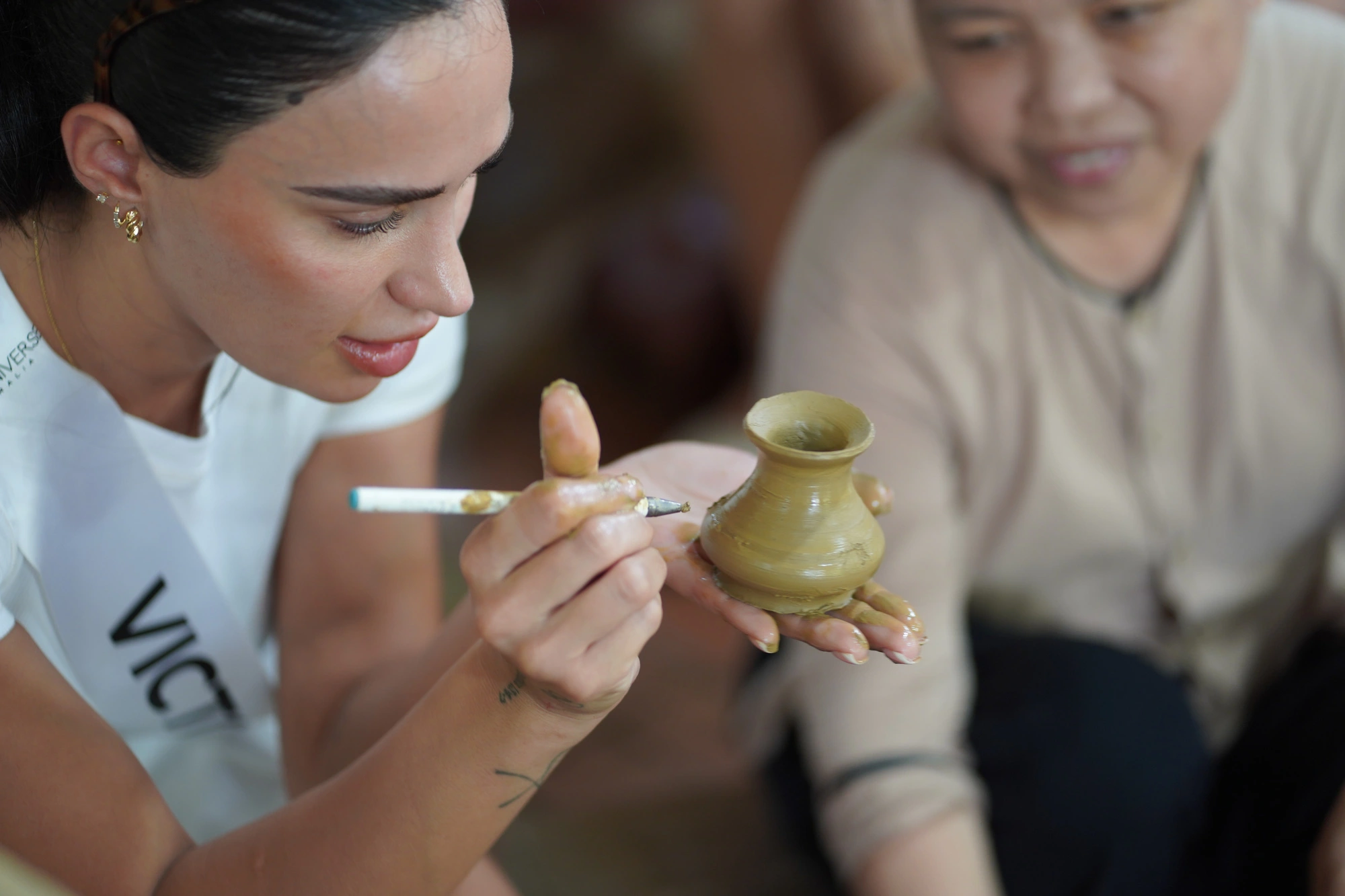 A finalist for the Miss Universe Australia 2024 learns pottery-making at Thanh Ha Pottery Village in Hoi An City, Quang Nam Province, central Vietnam, May 25, 2024. Photo: Bao Chau / Tuoi Tre