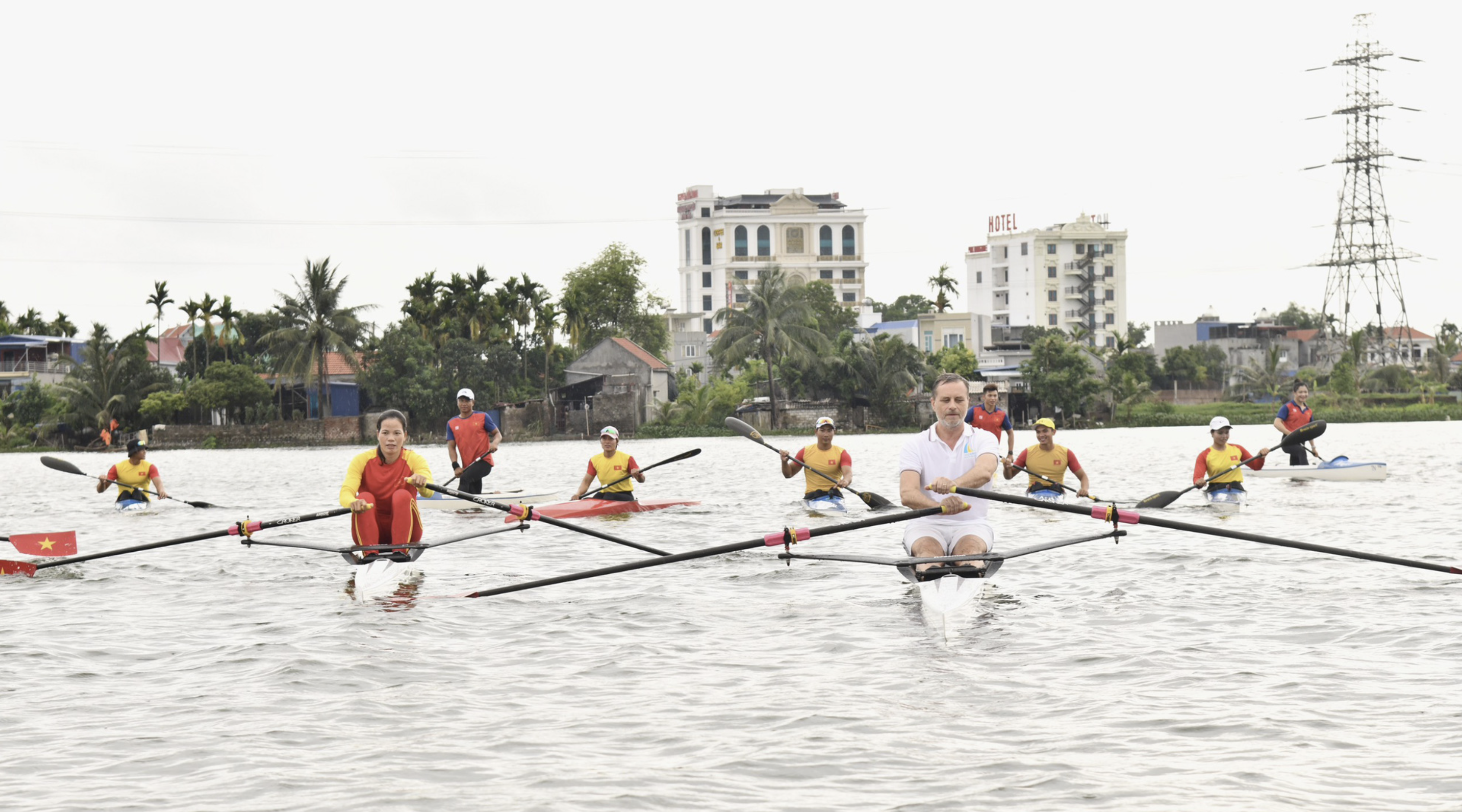 French ambassador joins friendly boat race with Vietnamese competitors in Paris 2024 Olympic Games