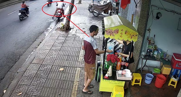 The foreigner swindles a vendor while his friend is waiting for him in Vung Tau City, Ba Ria-Vung Tau Province.