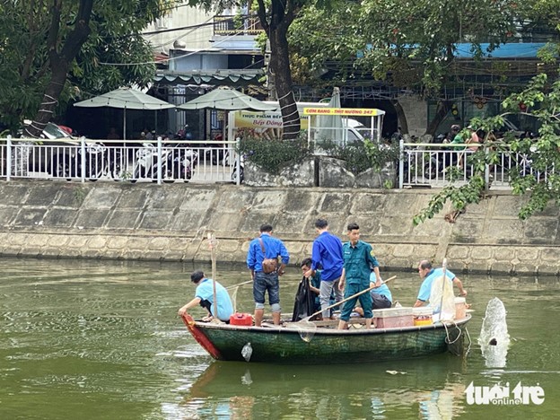 Members of the Ho Chi Minh Communist Youth Union in Da Nang City collect garbage on the Phu Loc River. Photo: Doan Nhan / Tuoi Tre