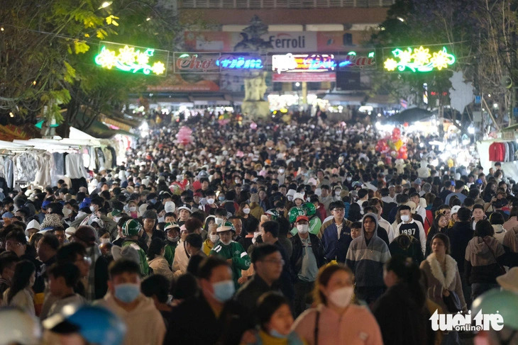 Visitors overcrowd the current Da Lat night market, which is part of the night pedestrian route located in the Hoa Binh area in the heart of Da Lat City, Lam Dong Province, Vietnam’s Central Highlands region. Photo: M.V. / Tuoi Tre