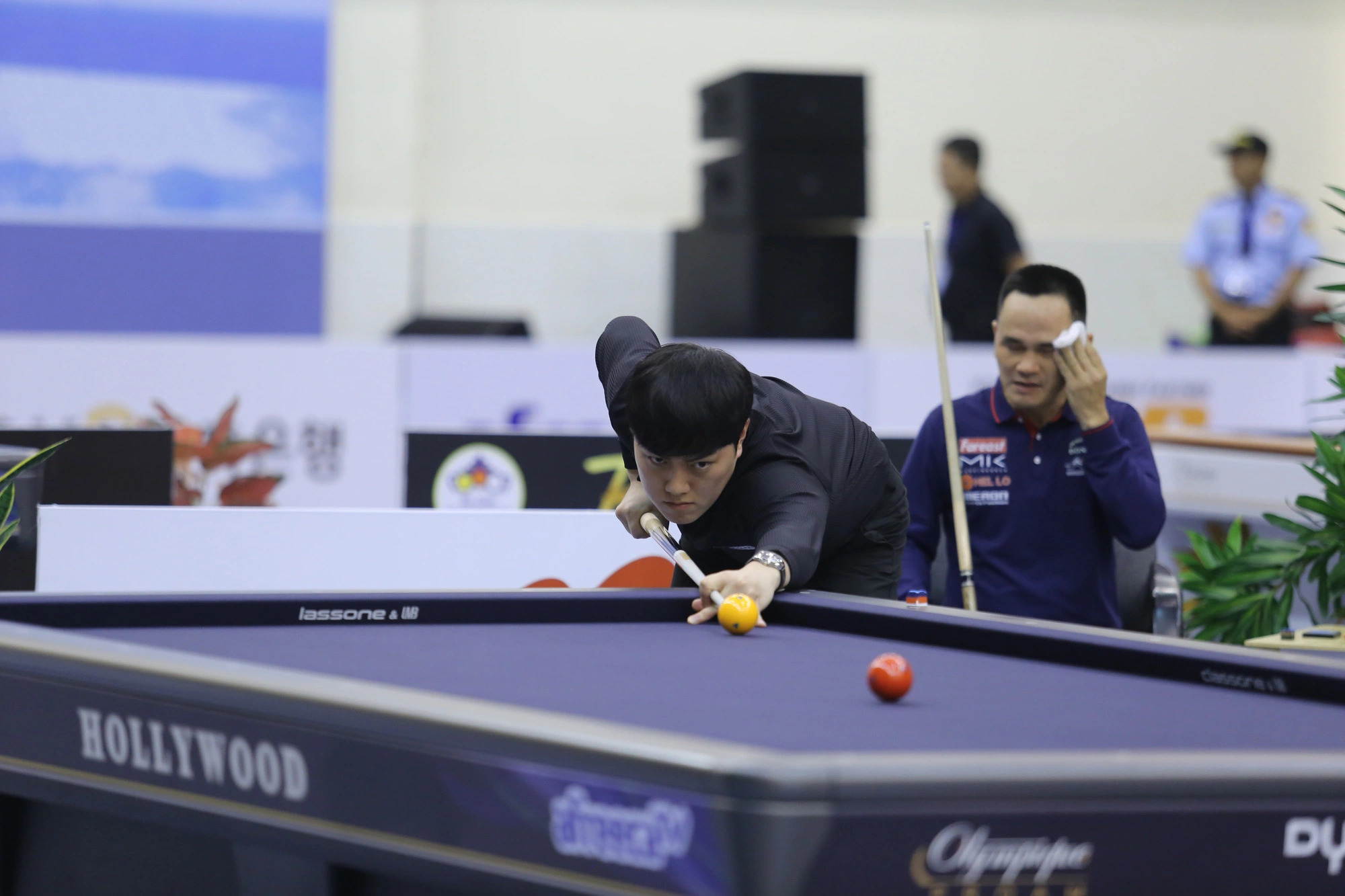 South Korean billiards player Kim Jun Tae’s performance at the Ho Chi Minh City World Cup 3-Cushion 2024 was sometimes challenging for his Vietnamese opponent Tran Duc Minh. Photo: Duc Khue / Tuoi Tre