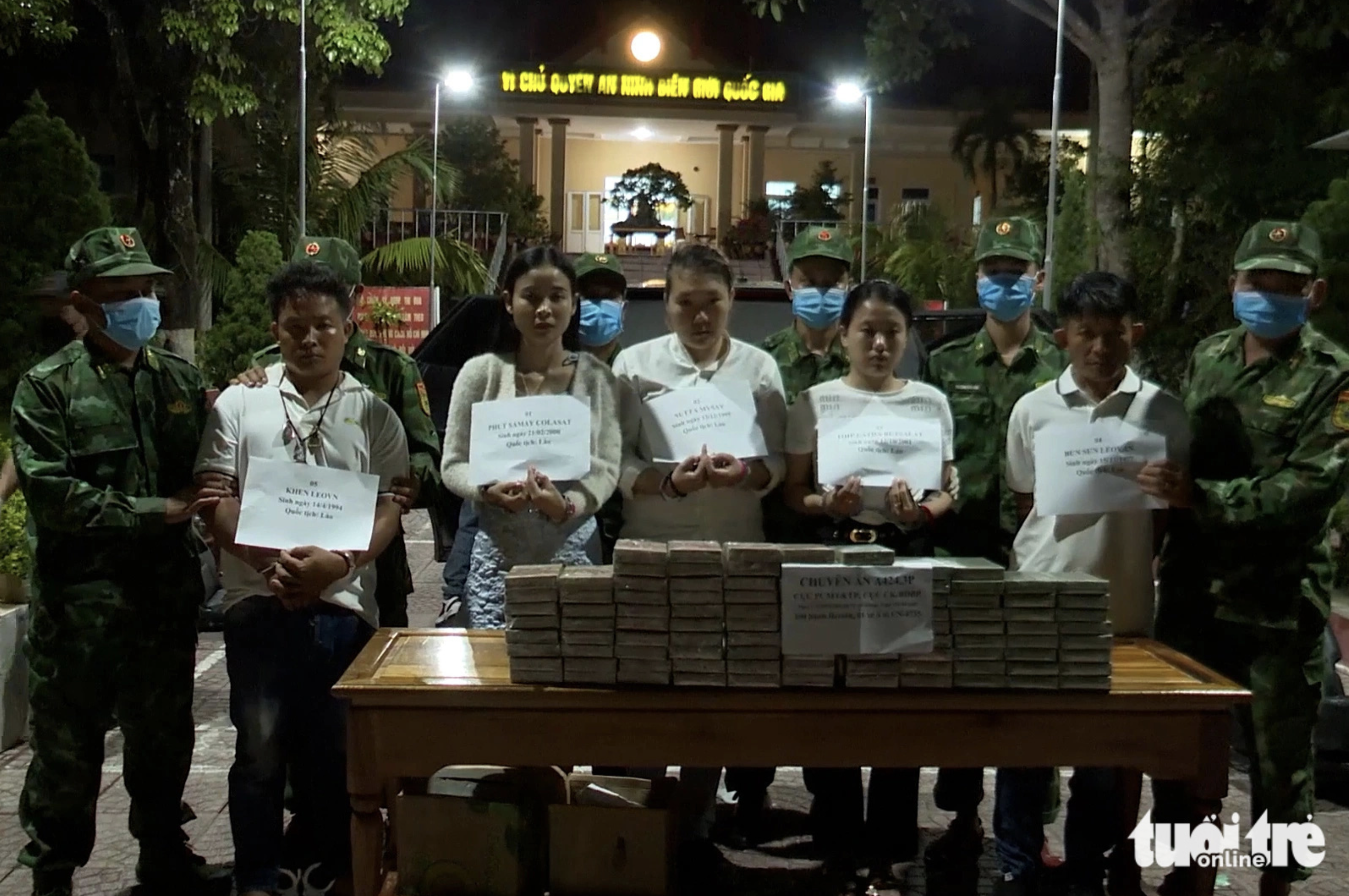 5 Laotians arrested for transporting 100 bricks of heroin into Vietnam