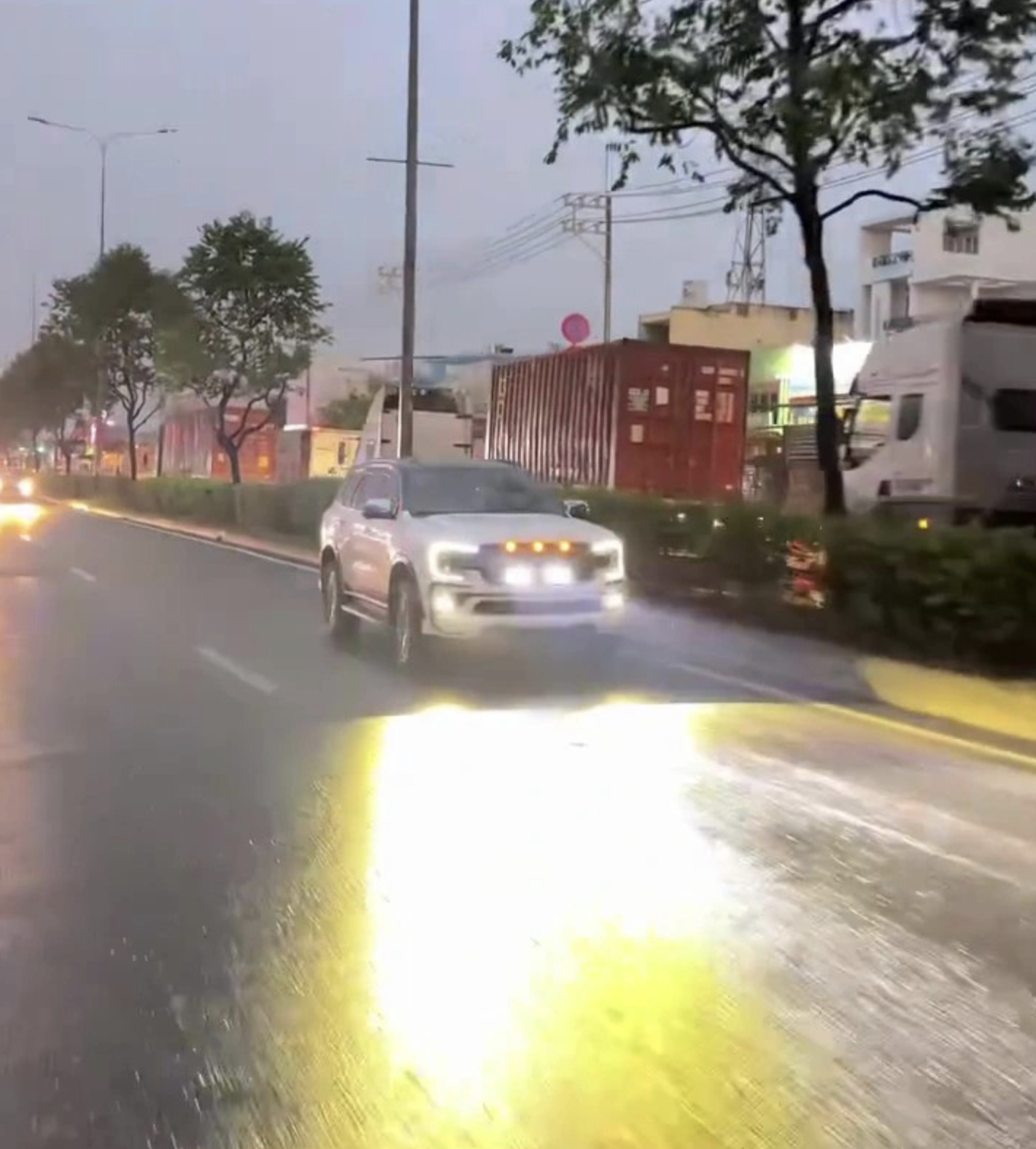 Ho Chi Minh City traffic police book motorist for driving vehicle with flashing lights