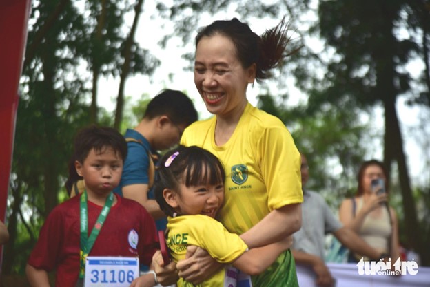 The mother and her daughter are happy after completing their distances. Photo: Tri Duc / Tuoi Tre