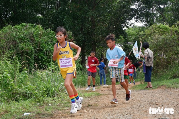 Children participate in the two-kilometer distance. Photo: Dieu Linh / Tuoi Tre