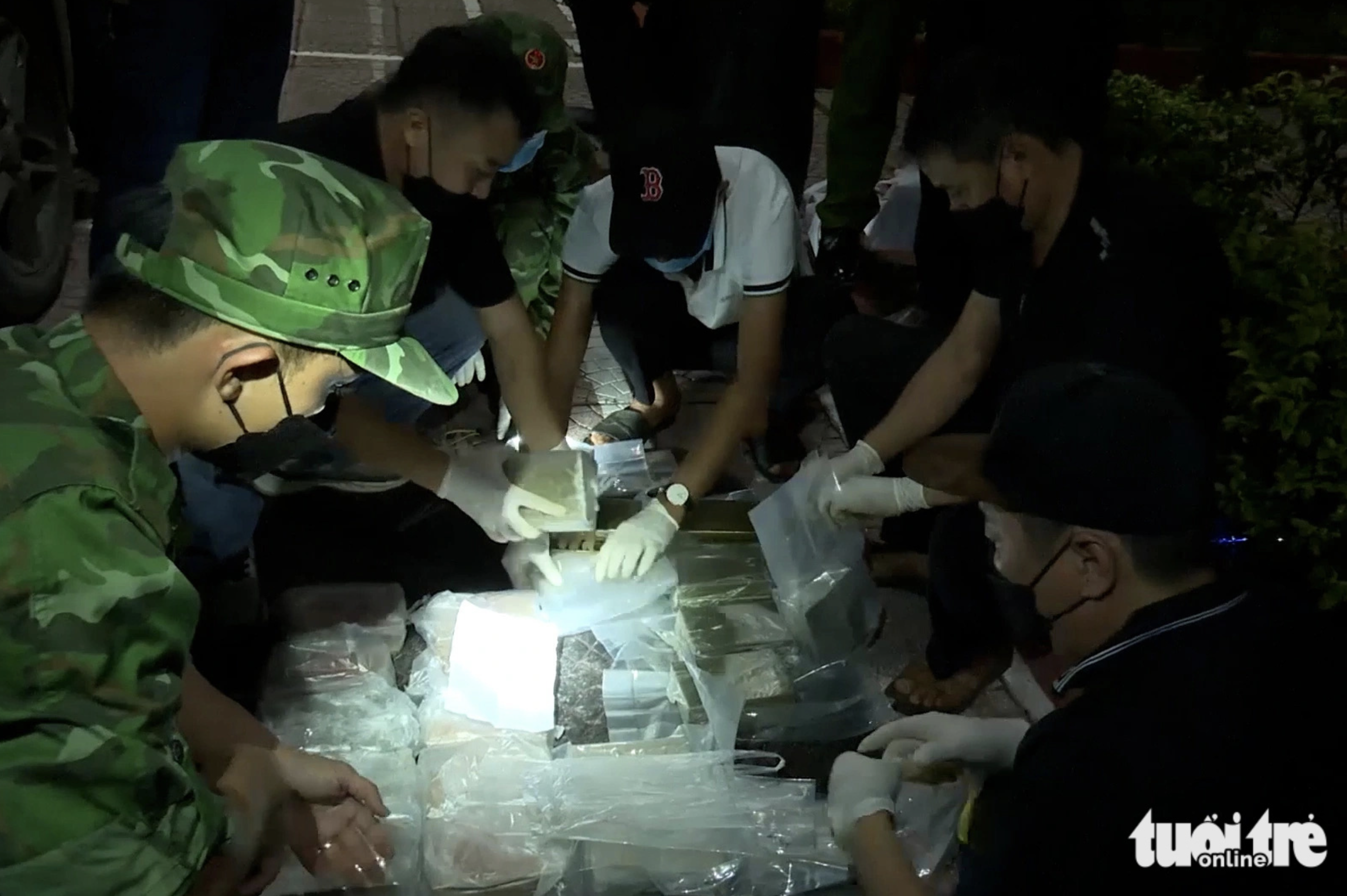 Vietnamese border guards check illegal drug trafficked into Vietnam by a group of five Laotians. Photo: Phuoc Trung / Tuoi Tre