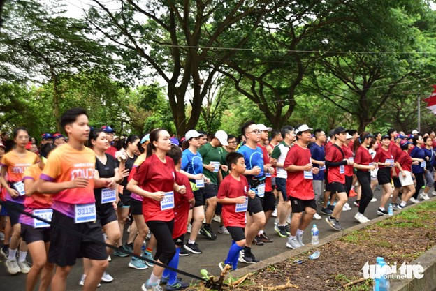 Runners do warm-up before running. Photo: Tri Duc / Tuoi Tre