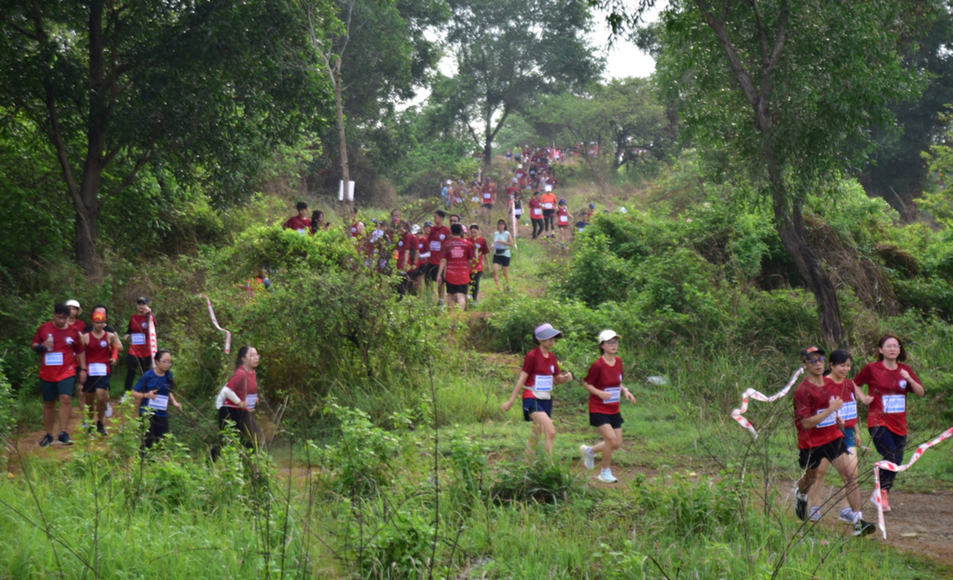 Runners have to pass through many rough sections. Photo: Tri Duc / Tuoi Tre