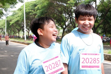 Children excitedly participate in the charity run. Photo: Dieu Linh / Tuoi Tre