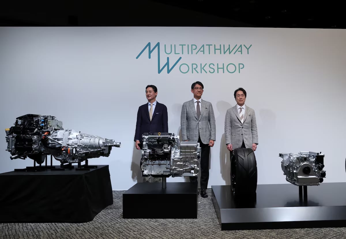 Subaru's CEO Atsushi Osaki, Toyota's CEO Koji Sato and Mazda's CEO Masahiro Moro pose during a photo session at a press conference pledging to each develop a new engine in Tokyo, Japan May 28, 2024. Photo: Reuters