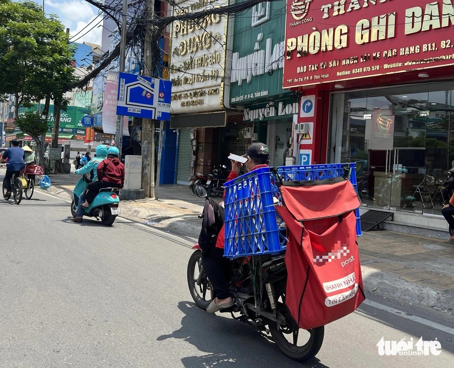 According to Tuoi Tre readers, many shippers frequently blow their horns, run yellow and red lights, or talk on their phones while driving. Photo: Trieu Van/Tuoi Tre