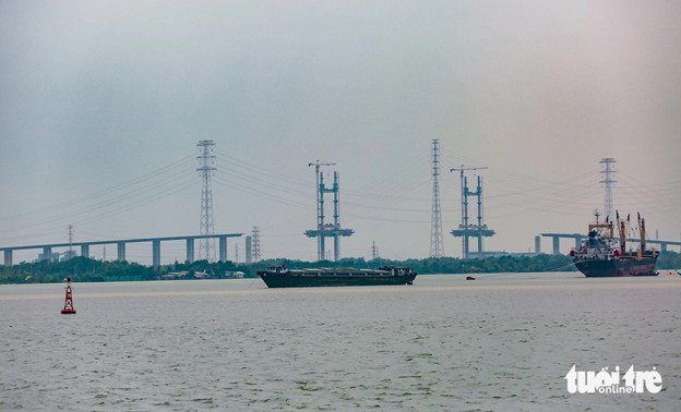 Construction stalled on tallest bridge in Vietnam