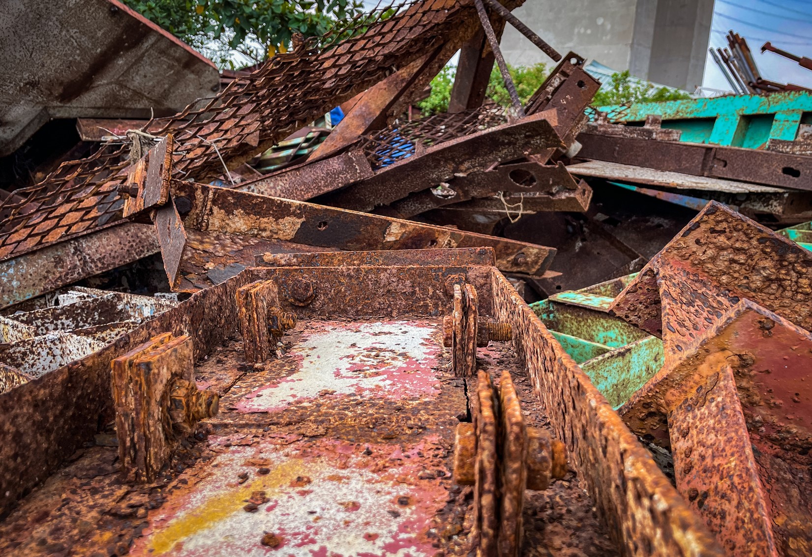 Building materials for the construction of Phuoc Khanh bridge have become rusty. Photo: Chau Tuan / Tuoi Tre