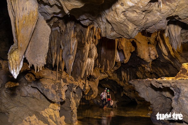 Magnificent stalactites in Van Tien Cave. Photo: Hoang Tao / Tuoi Tre