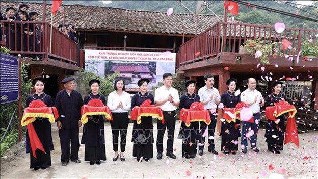 Delegates cut the ribbon to open the stilt house to tourists. Photo: Vietnam News Agency