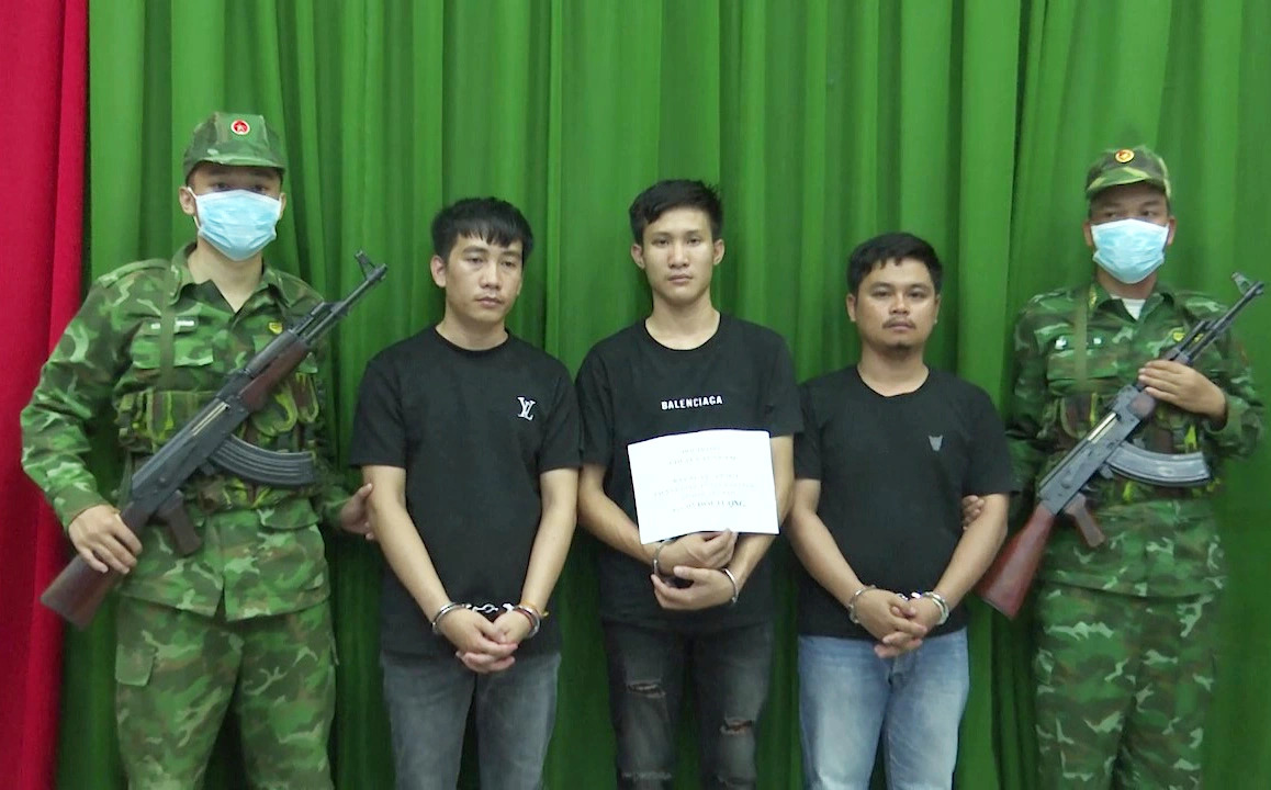 Vietnamese border guards arrest three Lao men for their alleged involvement in transporting illicit drugs to Vietnam. Photo: Supplied