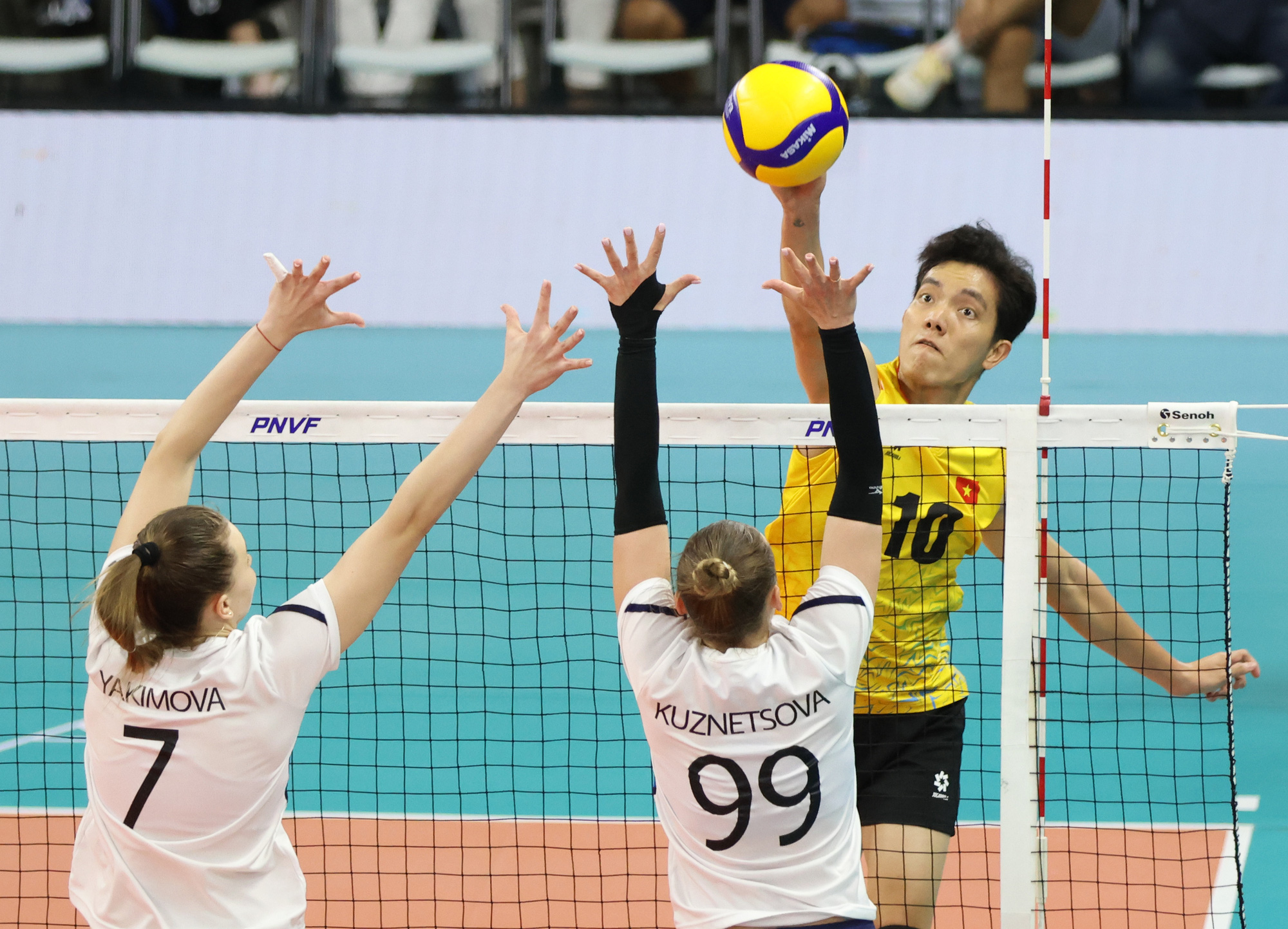 Nguyen Thi Bich Tuyen (yellow jersey) attacks during the championship match between Vietnam and Kazakhstan at the 2024 Asian Volleyball Confederation Challenge Cup in the Philippines, May 29, 2024. Photo: Asian Volleyball Confederation