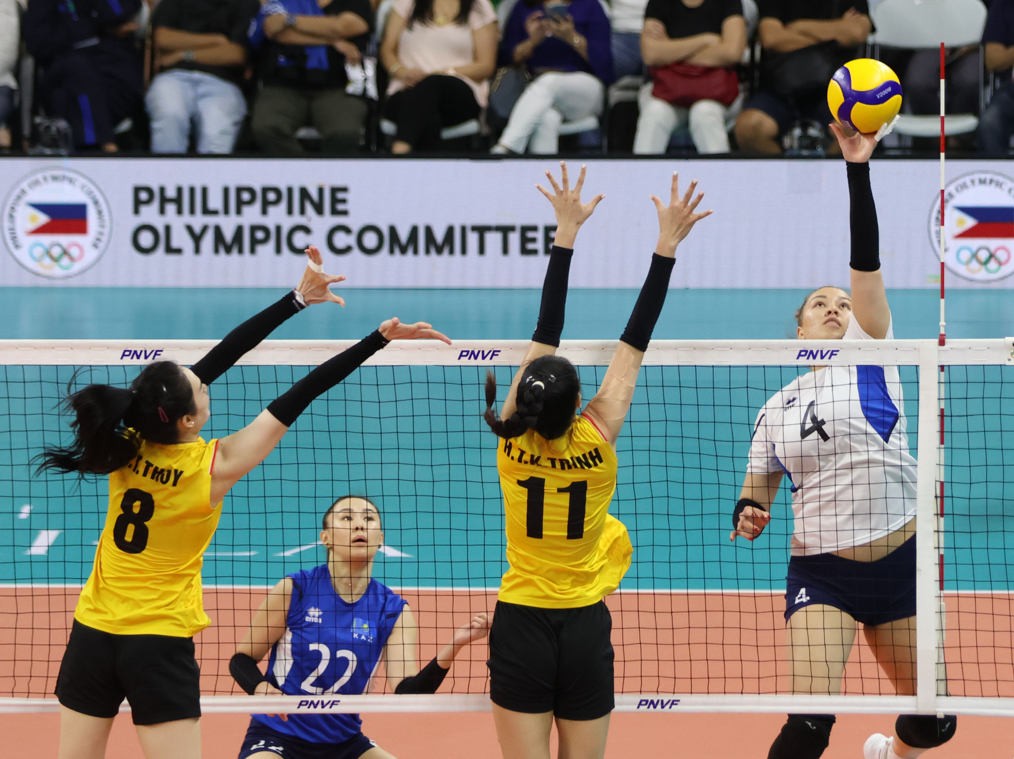 Vietnamese players (yellow jersey) shield an attack from Kazakhstan during their championship match at the 2024 Asian Volleyball Confederation Challenge Cup in the Philippines, May 29, 2024. Photo: Asian Volleyball Confederation