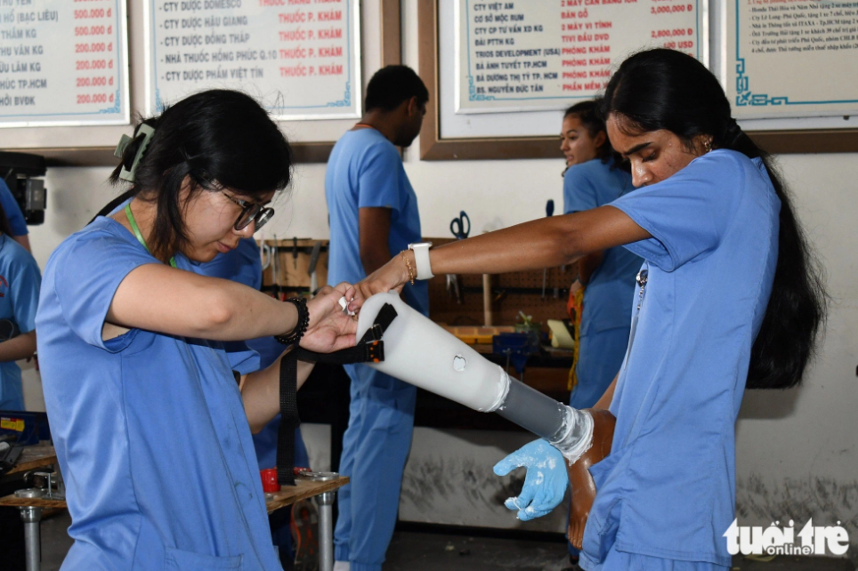 Mercer On Mission sponsors the US$172,000 program to provide musculoskeletal check-ups and fit prosthetic limbs to nearly 1,000 poor patients in Kien Giang Province, southern Vietnam. Photo: Buu Dau / Tuoi Tre