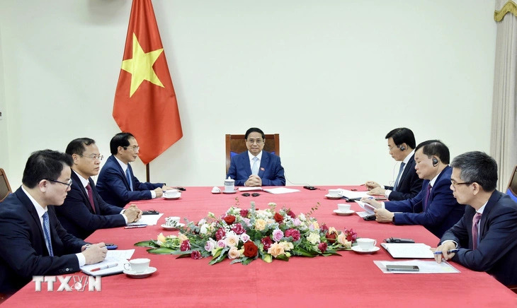 Vietnamese Prime Minister Pham Minh Chinh (C) and other senior Vietnamese officials are seen at the PM’s phone talk in Hanoi with his Singaporean counterpart Lawrence Wong on May 29, 2024. Photo: VNA
