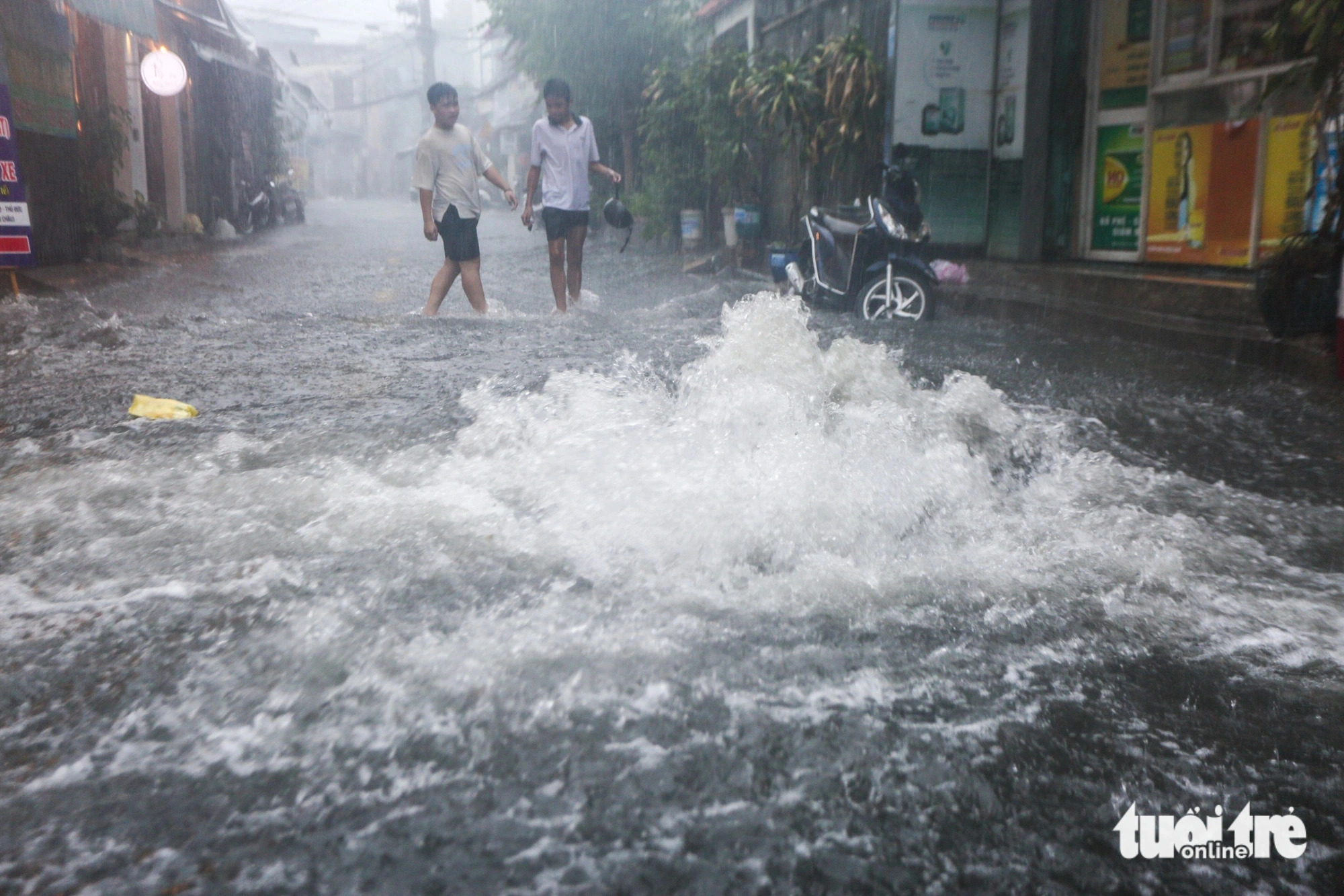 Downpour lashes Ho Chi Minh City due to storm impact