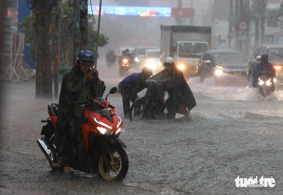 A vehicle breaks down due to flooding on Le Van Viet Street in Thu Duc City, an administrative district of Ho Chi Minh City, on May 31, 2024. Photo: Ngoc Quy / Tuoi Tre