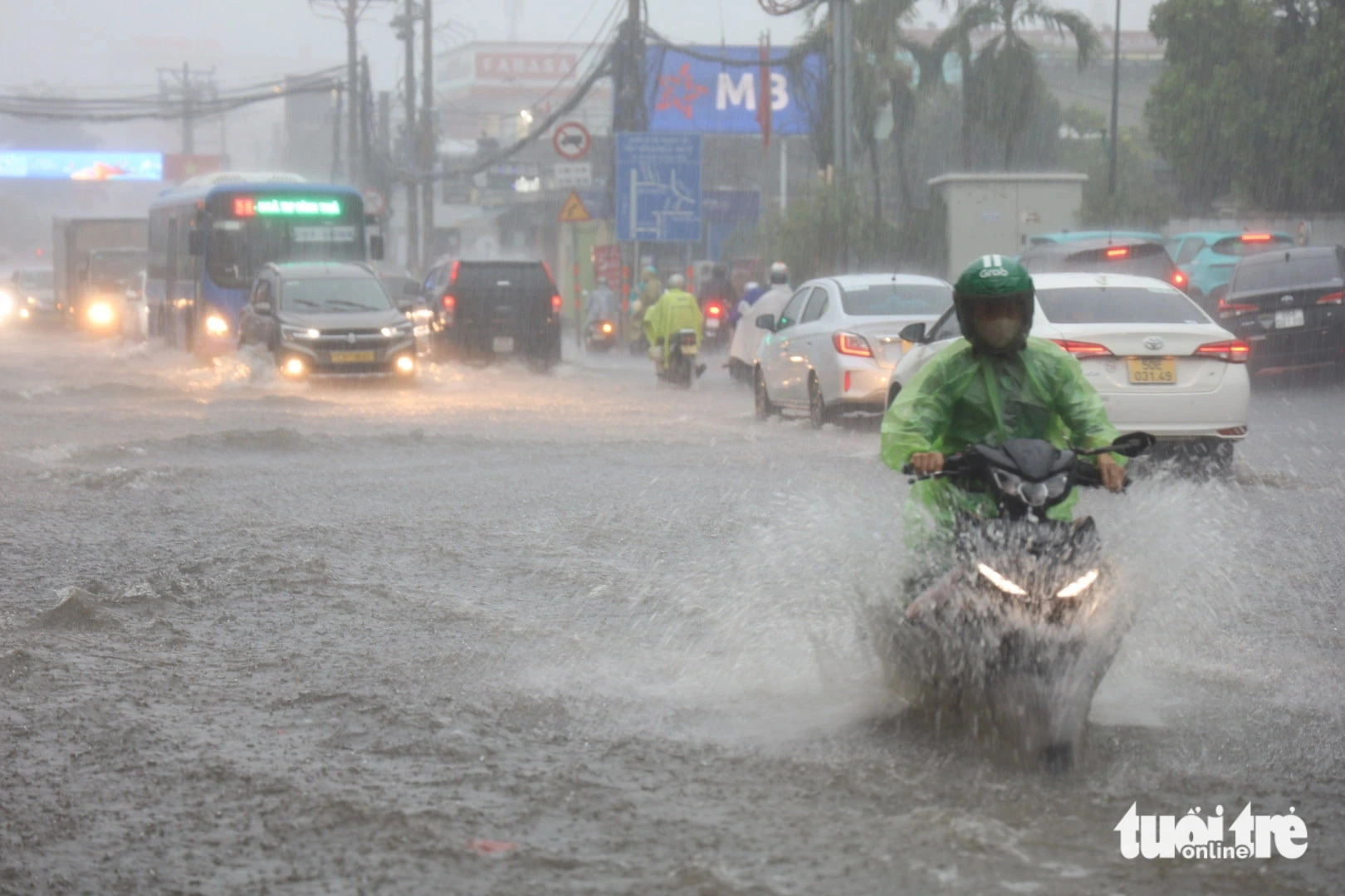 Intense rainfall made life tougher for commuters in Ho Chi Minh City on May 31, 2024. Photo: Ngoc Quy / Tuoi Tre