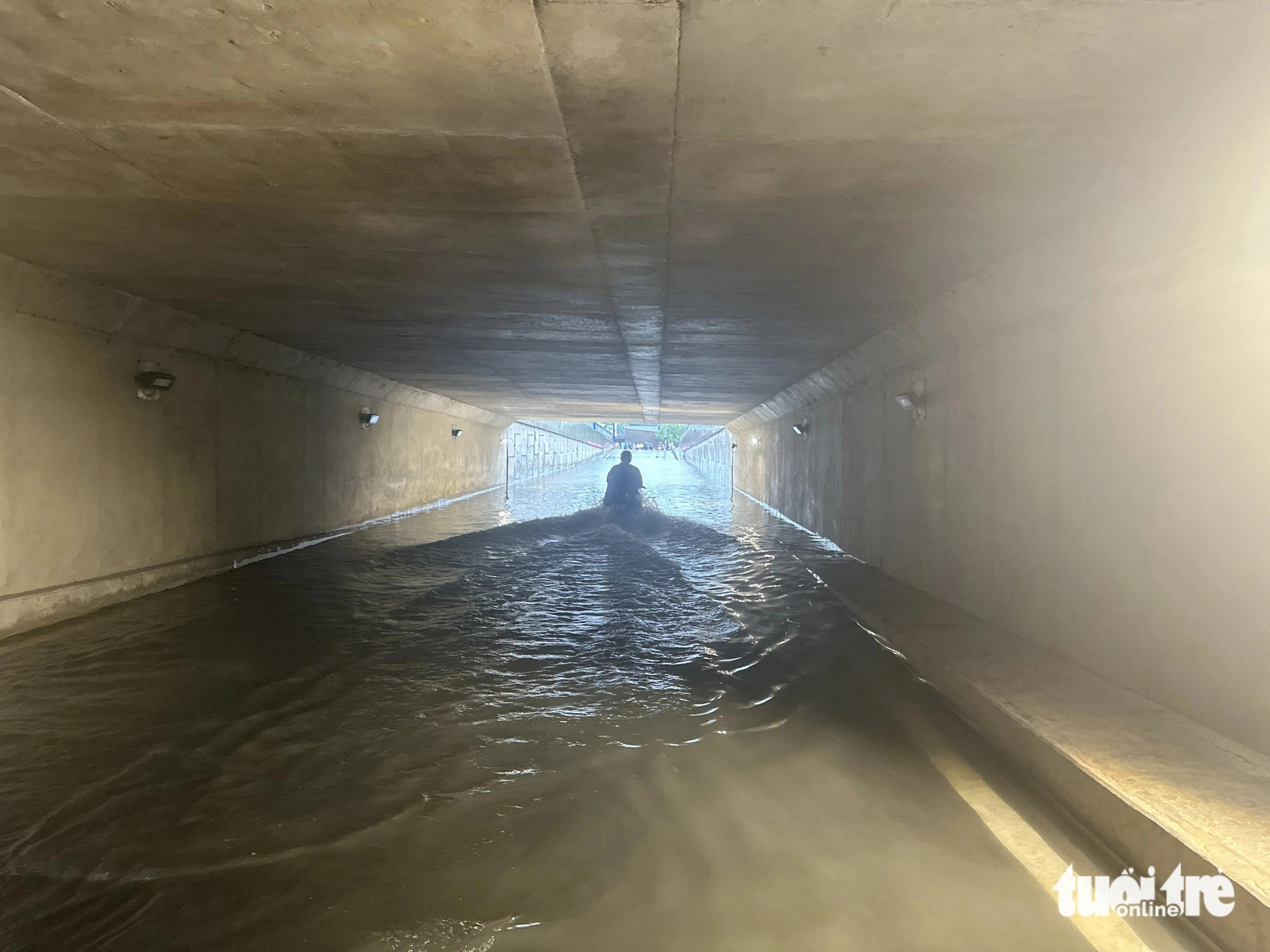 Heavy downpour turned a tunnel next to Ho Chi Minh City’s new Mien Dong bus station into a river, May 31, 2024. Photo: Ngoc Quy / Tuoi Tre