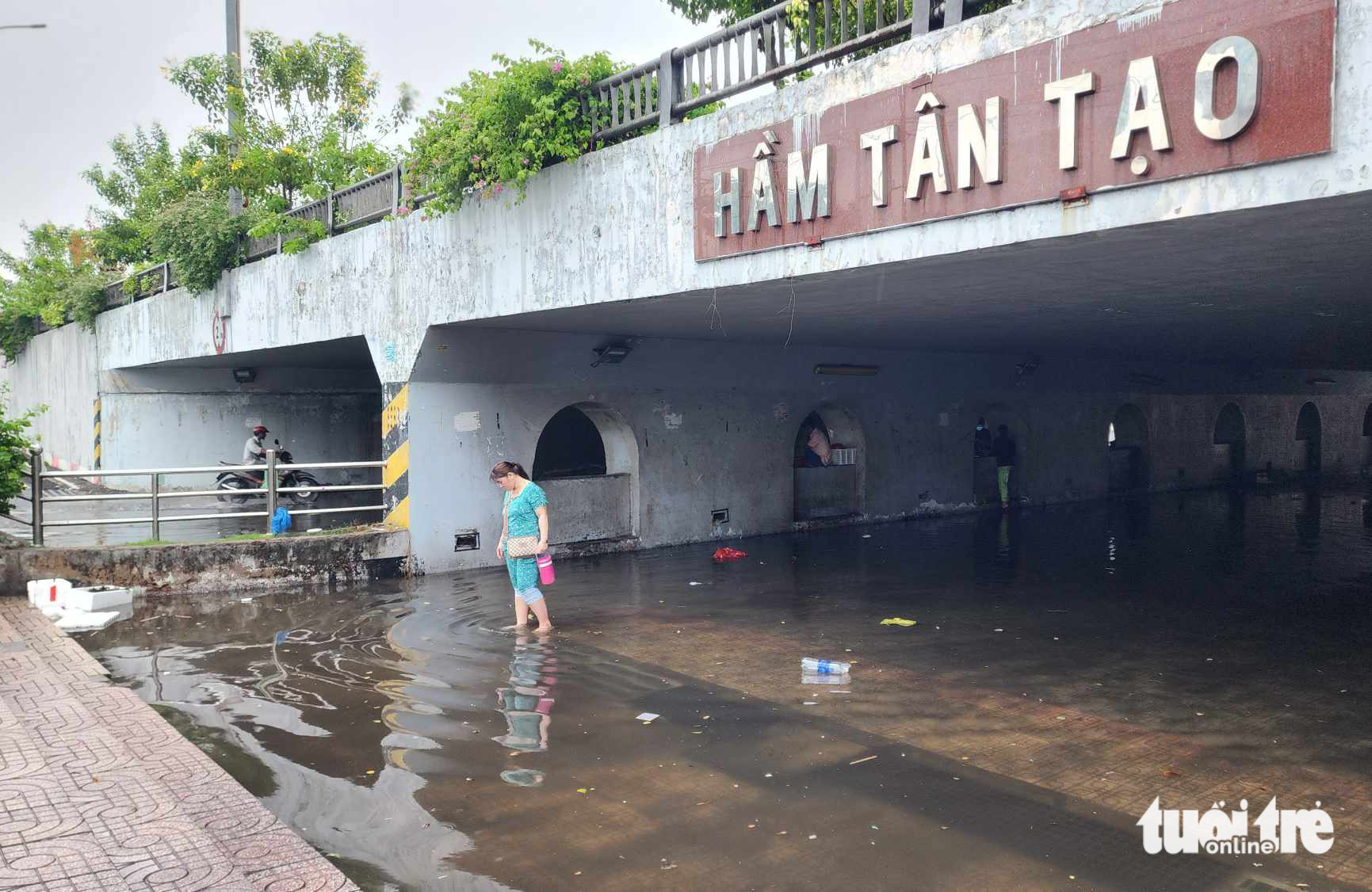 A pedestrian walkway in the Tan Tao tunnel area in Binh Tan District, Ho Chi Minh City is waterlogged after a heavy downpour on May 31, 2024. Photo: Ngoc Khai / Tuoi Tre