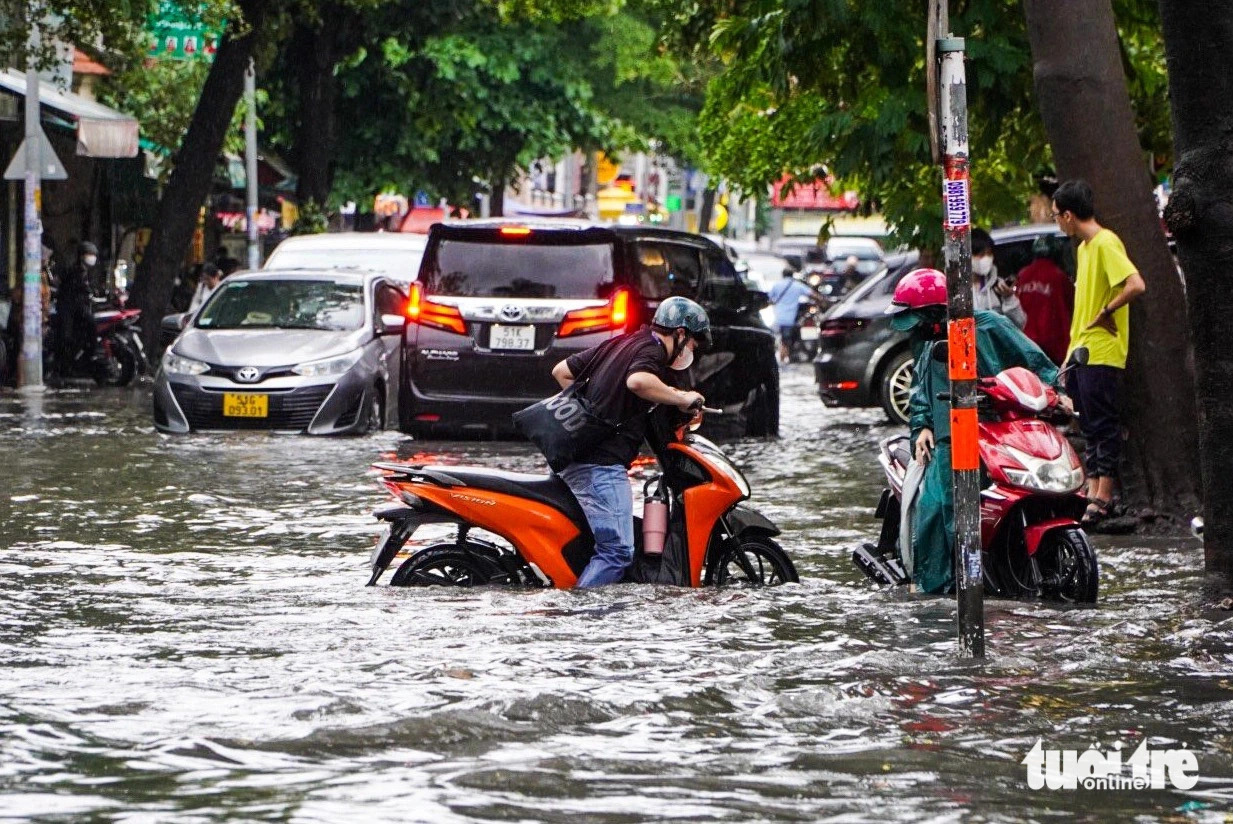 Heavy flooding induced by intense rainfall also hits Thao Dien Street in Thu Duc City under the jurisdiction of Ho Chi Minh City on May 31, 2024. Photo: Phuong Quyen / Tuoi Tre