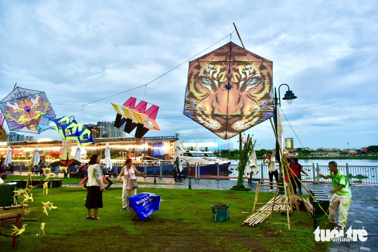 Kites adorn a corner of the opening ceremony of the second Ho Chi Minh City River Festival at Nha Rong-Khanh Hoi Wharf and Saigon Cruise Port, May 31, 2024. Photo: T.T.D. / Tuoi Tre