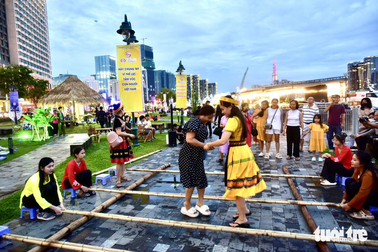 People participate in a folk dance at a cultural space before the opening ceremony of the second Ho Chi Minh City River Festival at Nha Rong-Khanh Hoi Wharf and Saigon Cruise Port, May 31, 2024. Photo: T.T.D. / Tuoi Tre