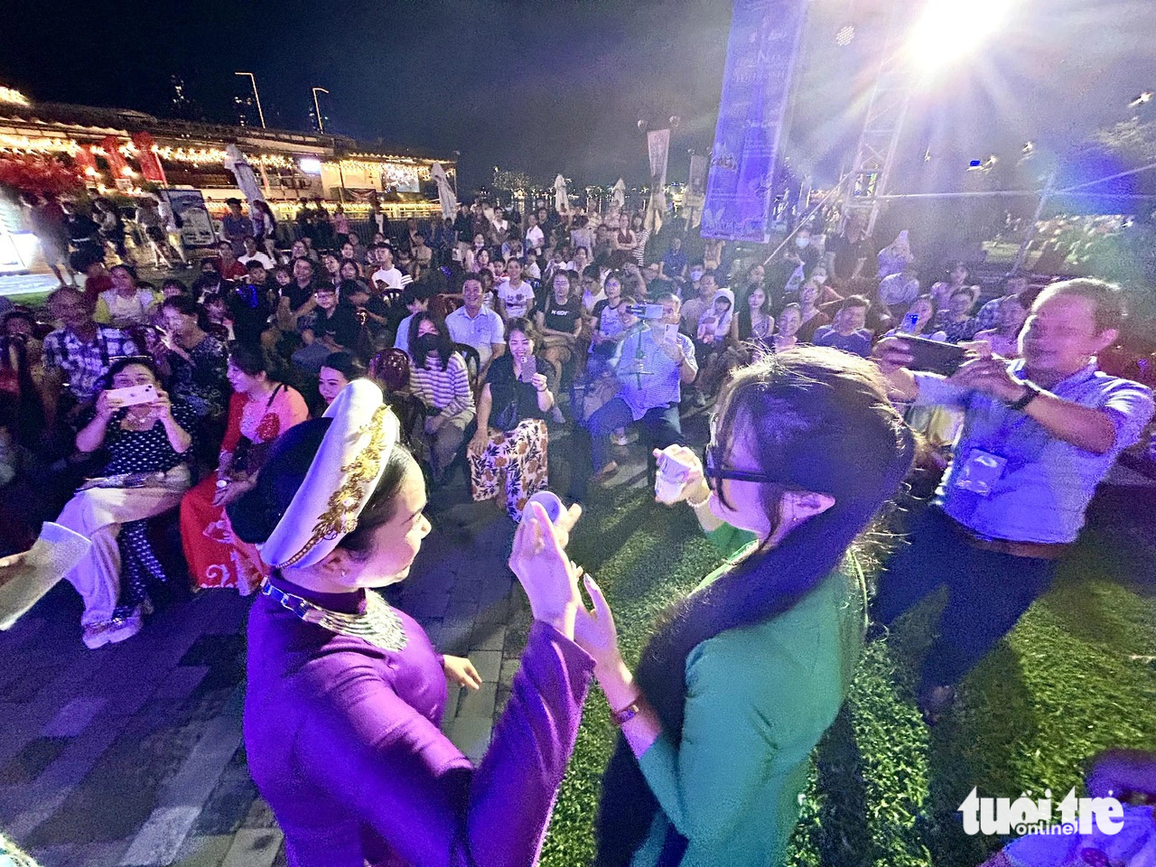 People watch the cup dance before the opening ceremony of the second Ho Chi Minh City River Festival at Nha Rong-Khanh Hoi Wharf and Saigon Cruise Port, May 31, 2024. Photo: T.T.D. / Tuoi Tre